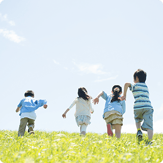 かけっこして遊ぶ子ども